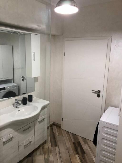 Garsoniera- Bulevard Dem Radulescu Ramnicu Valcea Ngoại thất bức ảnh
