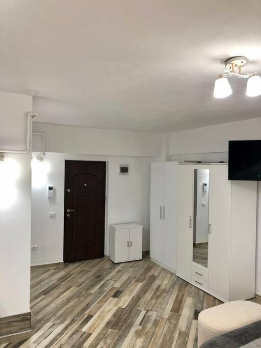 Garsoniera- Bulevard Dem Radulescu Ramnicu Valcea Ngoại thất bức ảnh